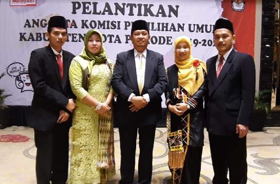 Lima Komisioner KPU Kuansing foto bersama usai dilantik di Bandung Jawa Barat